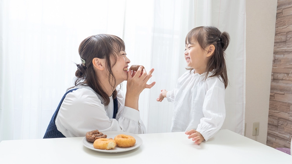 おやつを楽しむ親子