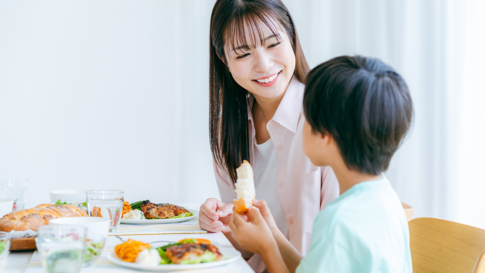 食事をする親子