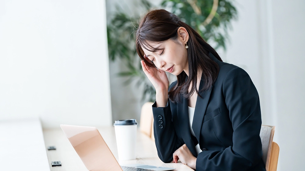 パソコンに疲れた女性
