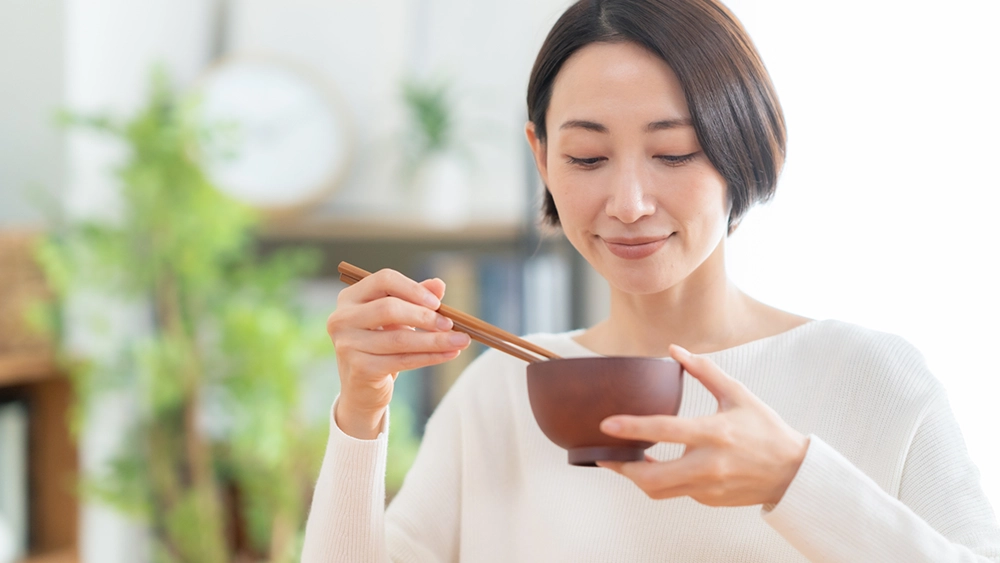 食事をする女性