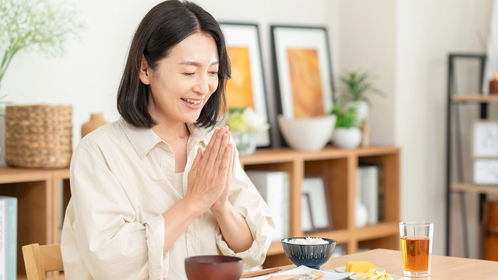 笑顔で食事をする女性