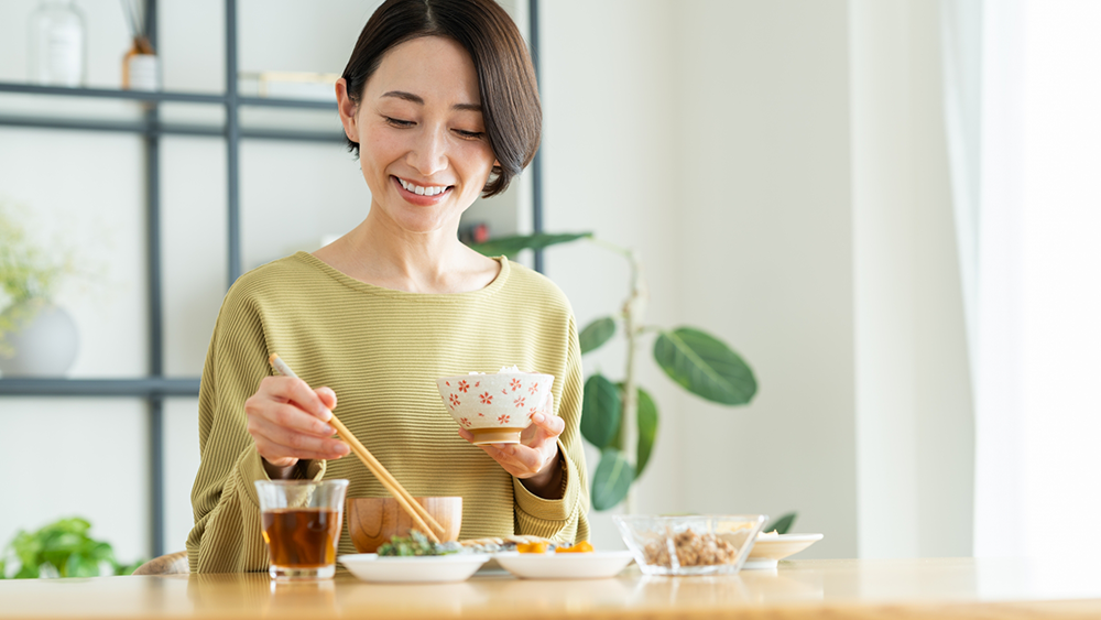 食事をする女性