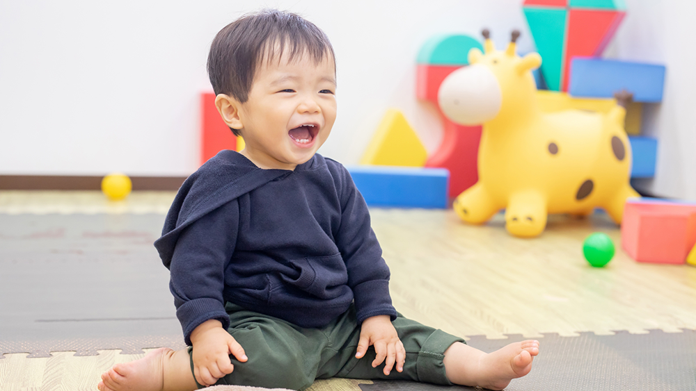笑顔で遊ぶ子供