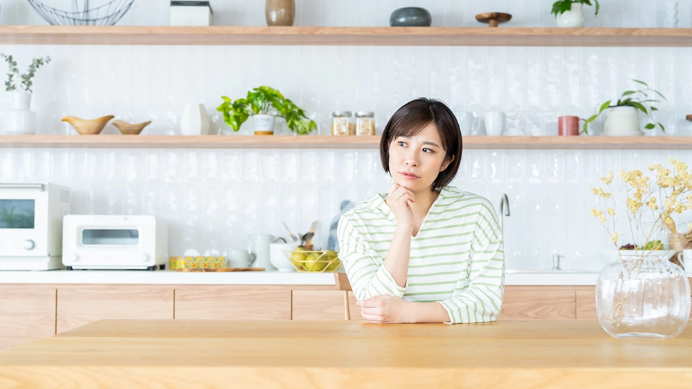 悩んでいる女性
