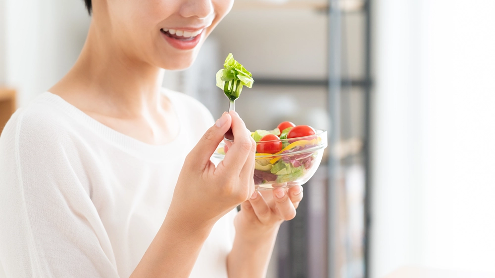 サラダを食べる女性