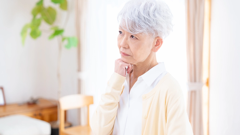 悩む高齢女性