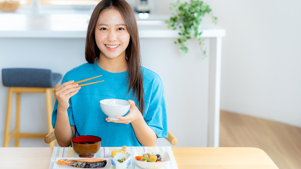 笑顔で食事をする女性