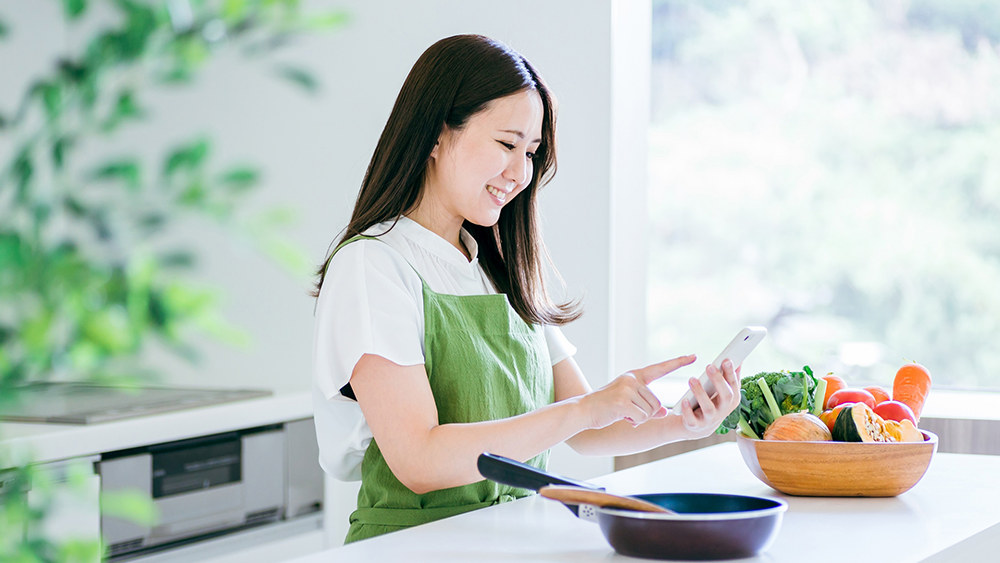 スマホで食材を調べる女性