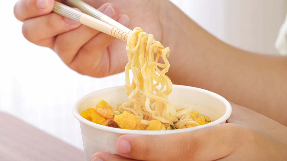 カップ麺を食べる女性の手