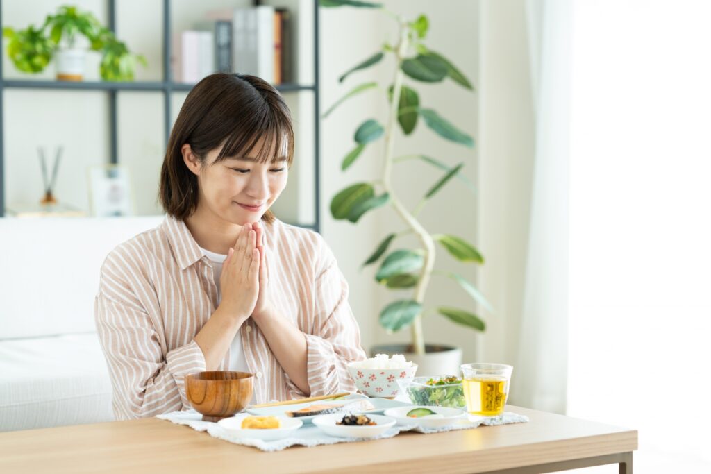 食事をする若い女性
