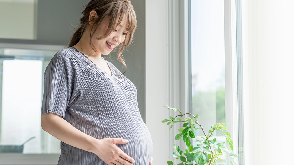 優しくお腹をさする妊婦