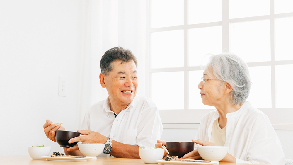 食事をする高齢者夫婦