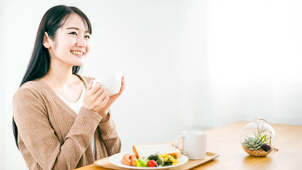 朝食を食べる女性