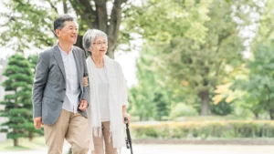 散歩をする高齢者夫婦
