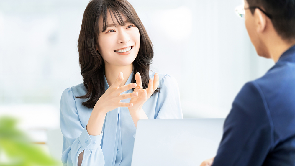 打合せをする女性