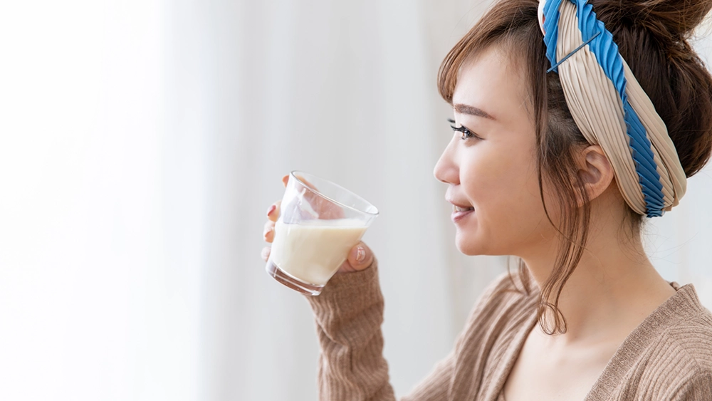 牛乳を飲む女性