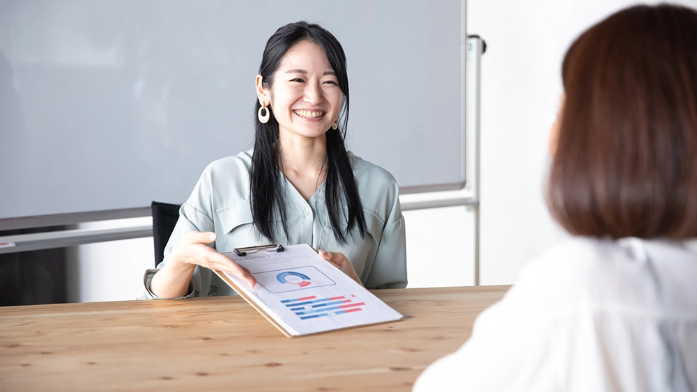 商談をする女性